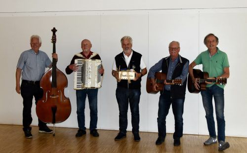 Die Musiker Herbert Tschernig, Rudi Ladner, Guntram Sauerwein, Karl Ess und Egon Maier begleiten das Offene Singen seit September 2015. MArktgemeinde Rankweil