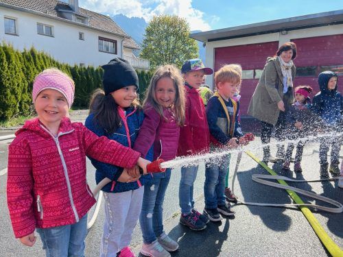 Die Nüziger Kindergärtler durften sich von der Ortsfeuerwehr zwei Vormittage lang ausbilden lassen. Ortsfeuerwehr
