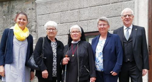 Die Ordensschwester mit Verwandtschaft: Elisabeth Schwab-Nachbaur, Kathi Schwab, Schwester Waltraude, Martina und Wolfgang Türtscher Kloster Wernberg/Sr. Marcella
