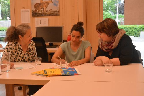 Die Pädagoginnen Beate Grabher (l.) und Beate Weilguni warnen vor einer Abwertung ihres Berufs. Sontagh