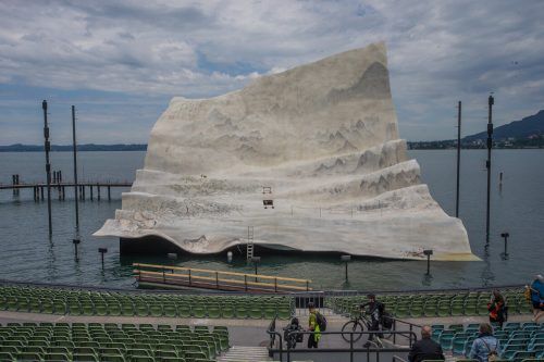 Die Papierzeichnung, das Hauptpodium für „Madama Butterfly“ auf dem See, ist fertiggestellt. VN/Steurer