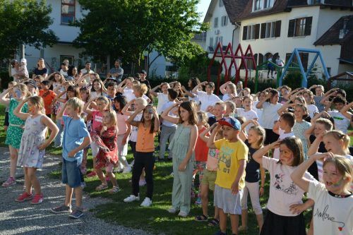 Die Rheindorfer Schulkinder tanzten begeistert zum Teddy-Eddy-Song mit. 