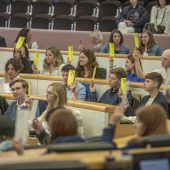Schüler übernehmen die Arbeit im Landtag