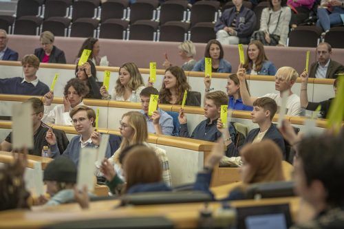 Die Schüler konnten abstimmen mit dafür, dagegen oder Enthaltung.