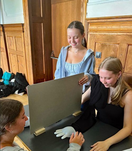 Die Schüler verblüfften ihre Mitschüler am BG Dornbirn unter anderem mit der Puppenhand-Illusion. lcf