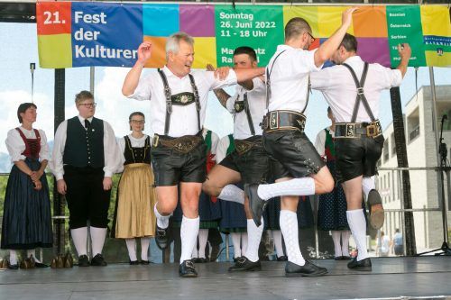 Die Schuhplattlergruppe Zwischenwasser bei ihrem Auftritt.  D.Mathis(4)