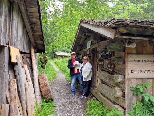 Die Schweizer Gäste, Marlis und Armin aus Bad Ragaz, genießen den Dialektweg. est
