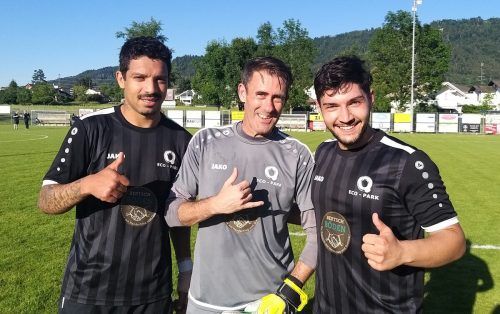 Die Torschützen Erhan Erten (r.) und David de Souza (l.) sowie Goalie Christian Mendes waren die Väter des Erfolges. siha/3