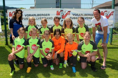 Die U12-Mädchen-Teams der SPG Leiblachtal A und B mit ihrer Trainerin Dilara Cenik und Dress-Sponsor Christoph Rupp.  bms/3