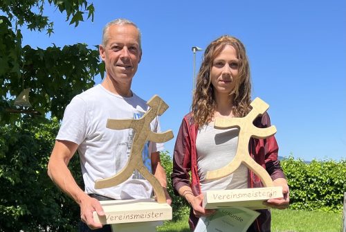 Die Vereinsmeister des Lauftreffs Hohenems Tina Türtscher und Werner Charec bekamen die Wanderpokale verliehen. Lauftreff Hohenems