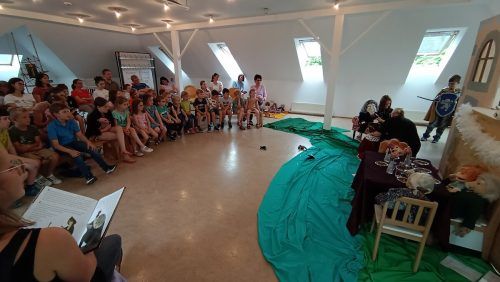 Die vielen Kinder und Erwachsenen waren von der Vorstellung hellauf begeistert. He(2)