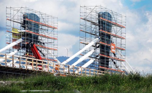 Die Vorspannung der Pylonen der neuen Brücke ist bis Mitte Juli fertig montiert. ajk