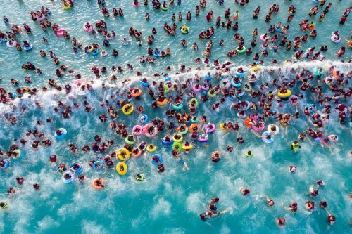 Diese Luftaufnahme zeigt zahlreiche Besucher eines Wasserparks in Zhengzhou in der chinesischen Provinz Henan. AFP