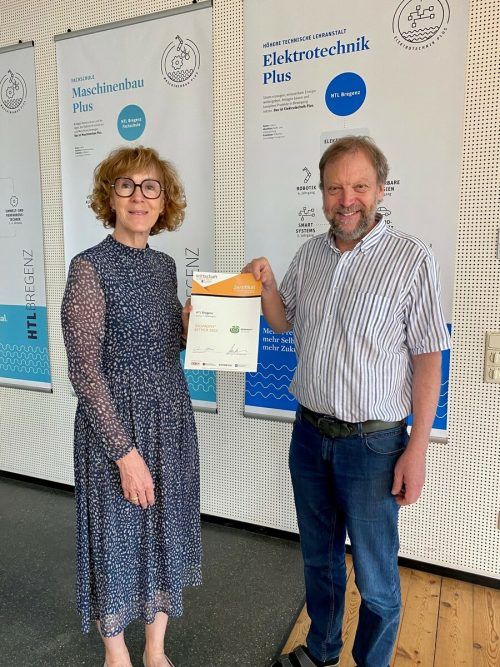 Dir. Claudia Vögel und Johannes Mühlbacher mit der Ökoprofit-Zertifizierung.