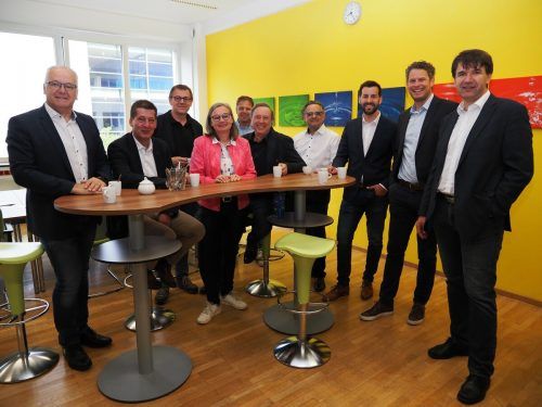 Direktor Gerald Fenkart und der Elternverein danken den engagierten Bludenzer Unternehmen. Gymnasium Bludenz