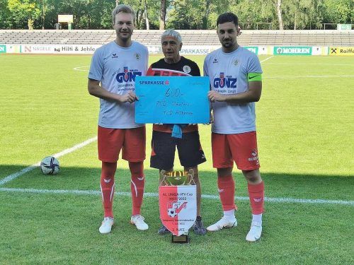 Dominik Dünser (l.) und Juniors-Kapitän Mario Hörburger nahmen dankend den Scheck von Hans Wohlgenannt von den FCD-Altherren entgegen. cth