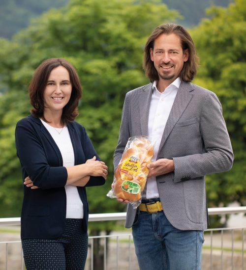 Doris Wendel und Florian Ölz mit dem „Butterzopf neu“. FA/P. Rainer
