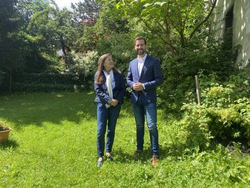 Dr. Gertrud Würbel und Simon Tschann sind sich über Grundstückskauf einig.