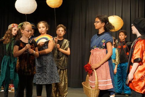 Drittklässler der Volksschule Bürs wurden zu Schauspielern und Statisten.  VS Bürs