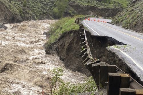 Durch die starke Strömung wurden auch Straßen teilweise weggerissen.  ap