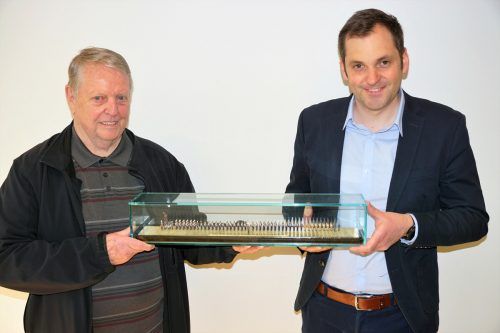 Ehrenhauptmann Erich Schupp und Bgm. Andreas Kresser mit der Traditionsformation im handlichen Format.