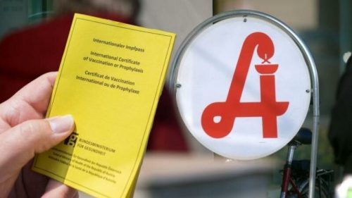 Ein aussichtsloses Unterfangen: Der Versuch, über Apotheken gefälschte Impfpässe zu erlangen. apa