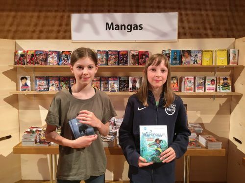 Ein Büchlein und einen Buchpreis bekamen Pia und Anika.