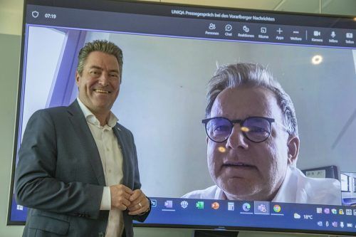 Ein Gespräch in der neuen, digitalen Welt: Markus Stadelmann in der VN-Redaktion, Peter Humer zugeschaltet aus Wien.  vn/Paulitsch