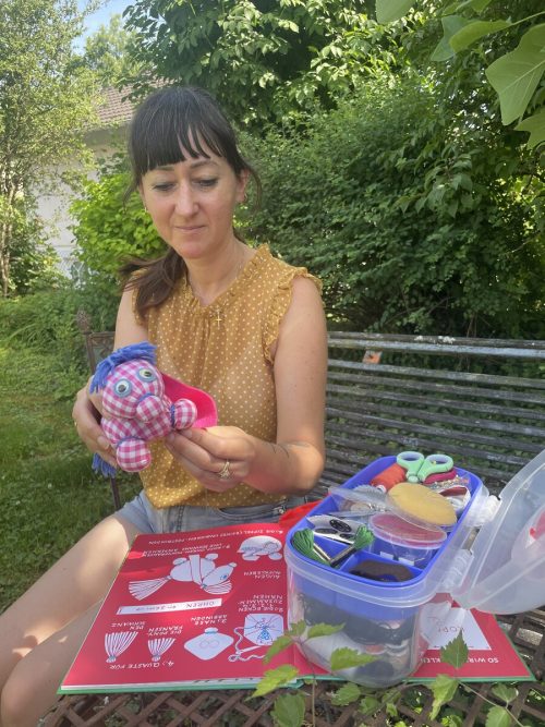 Ein textiles „Ich bin ich“ kann auf der Buch am Bach genäht werden.  Hofer