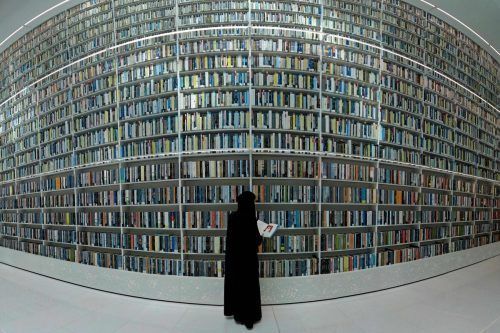 Eine Besucherin betrachtet in der neu eröffneten Mohammed-Bin-Rashid-Bibliothek in Dubai ein Buch. AFP