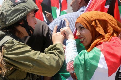 Eine israelische Soldatin debattiert mit einer palästinensischen Demonstrantin während eines Protestes gegen die Siedlungspolitik. RTS