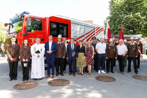 Einweihung des neuen Einsatzfahrzeugs der Feuerwehr Wolfurt mit LH Wallner und Bgm. Natter und Gemeindemitarbeitern.  vlk/Hofmeister