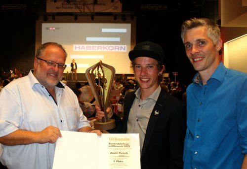 Ernst Schmid (l.) und Dominik Ender freuen sich, dass die Trophäe so viel Beachtung fand und dank André Fleisch (M.) und Peter Eberle zwei Exemplare im Land blieben.  stp