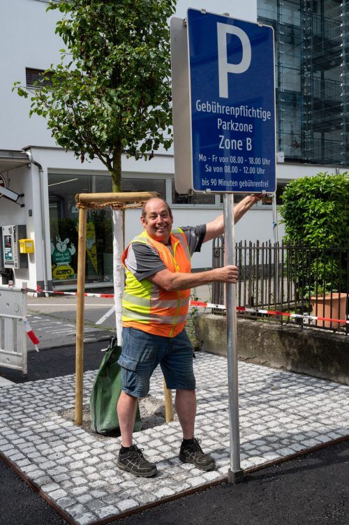 Erste Verkehrstafeln werden fixiert.