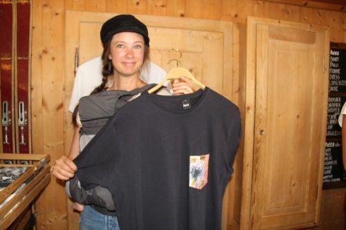 Eva Theml präsentiert die fertig gestalteten T-Shirts. str