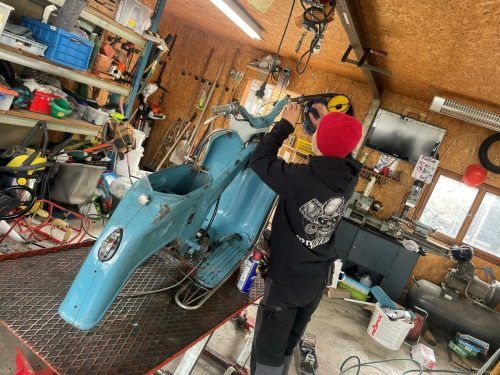 Fabian legte bei der Reparatur des desolaten Gefährts auch fleißig und mit Eifer selbst Hand an. vorarlberger kinderdorf
