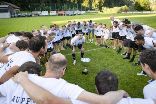 Fabian Sallmayer und seine Kollegen vom FC Schwarzenberg feiern den zweiten Meistertitel in Serie  TK/SC