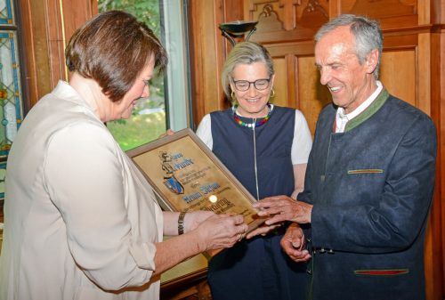 Feierliche Ringüberreichung durch Bürgermeisterin Irmgard Hagspiel.  ajk/3