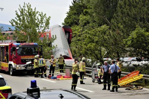 Feuerwehr, Notärzte und Polizei waren mit einem Großaufgebot vor Ort.  dpa