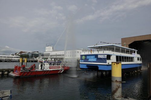 Feuerwehrboot aus Friedrichshafen begrüßte die neue E-Fähre mit einer Fontaine auf dem Wasser.  BSB