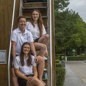 Drei junge Frauen sorgen für Ordnung im Strandbad. »A6