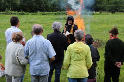 Pfarrer Ernst Ritter nimmt die Segnung des JohannesFeuers vor. VN/MEK