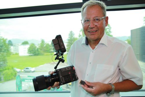 Helmut Feuerstein mit SSD-Card und Kamera.