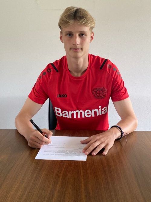 Filip Milojevic beim Unterzeichnen des Vertrags in Leverkusen. privat