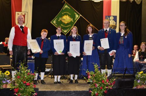 Fleißige Jungmusikanten wurden mit den Leistungsabzeichen Gold, Silber und Bronze ausgezeichnet. DOB