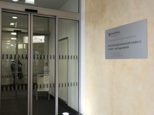Fortan ist die Abteilung für Kinder- und Jugendhilfe der Bezirkshauptmannschaft Feldkirch im ehemaligen Raiffeisengebäude am Domplatz zu finden. VN/fitsch