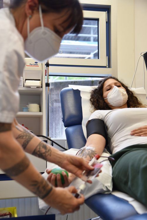 Wer Blut spenden will, muss einen Fragebogen ausfüllen. 