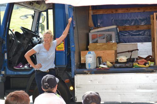Friederike Schreiber vom Theater Grüne Sosse mit ihrem Truck auf dem Hof der Volksschule Halden.  bischof