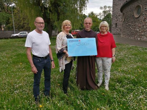 Geldübergabe an Stadtpfarrer Guido. Wolfi fritz