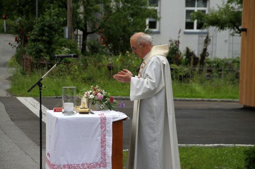 Gemeindegottesdienst unter freiem Himmel bei der Kapelle Fronhofen in Hörbranz. chf